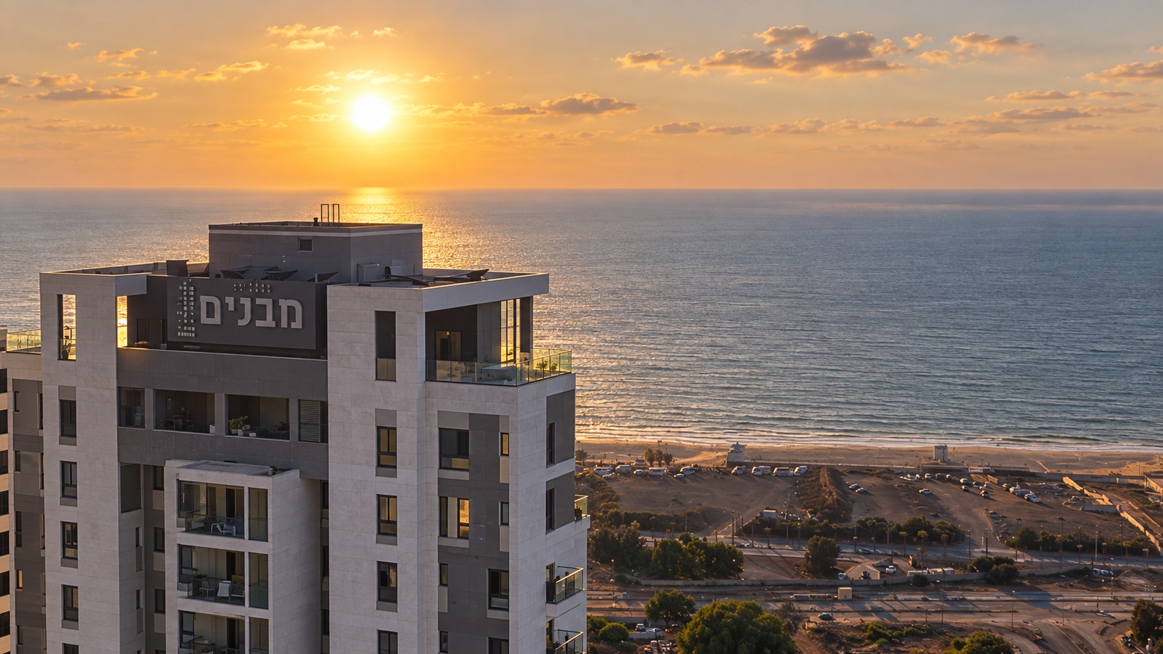 הפנטהאוז בשקיעה מעל הים התיכון